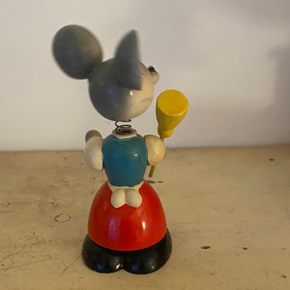 Vintage mouse holding a broom - Picture 3 of 8